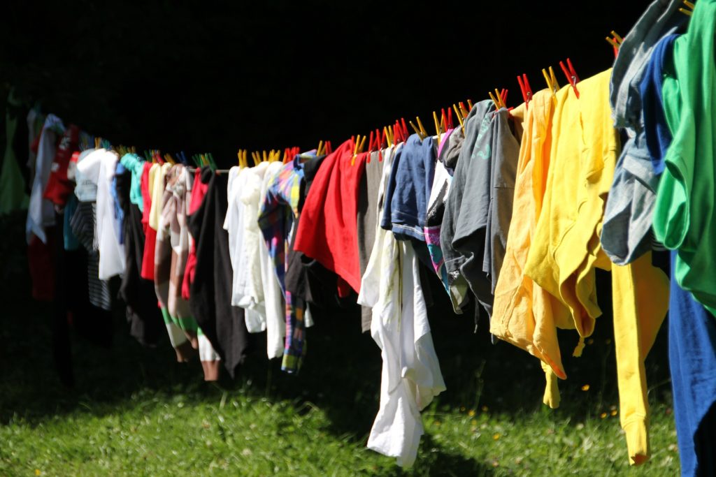 La super astuce pour vite faire sécher ses draps à l'intérieur sans étendoir  et sans sèche-linge : Femme Actuelle Le MAG